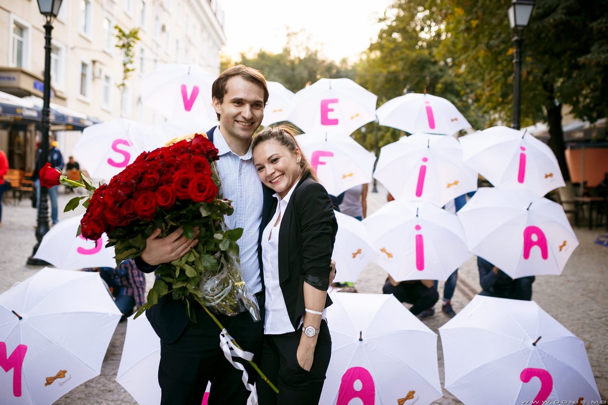 O tânără din Chișinău, cerută în căsătorie pe strada pietonală! ”Vrei să fii soția mea?, scris pe umbrele